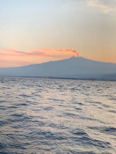 Sunset tour in search of dolphins with aperitif - Meeting at Via Vulcano: how to start smoothly