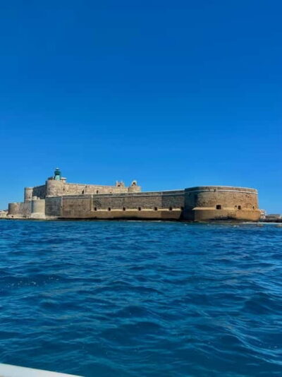 Syracuse: Ortigia Island and Sea Caves Boat Tour with Drinks - Where you meet: Via Malta 26 and the voucher step